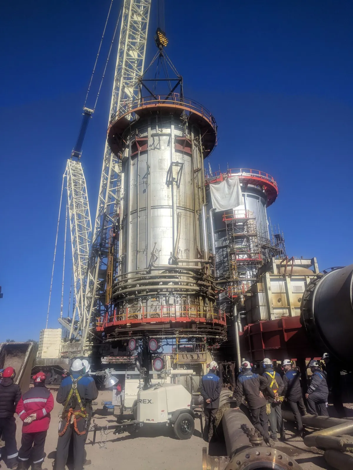 Columna ya montada, con dos grúas